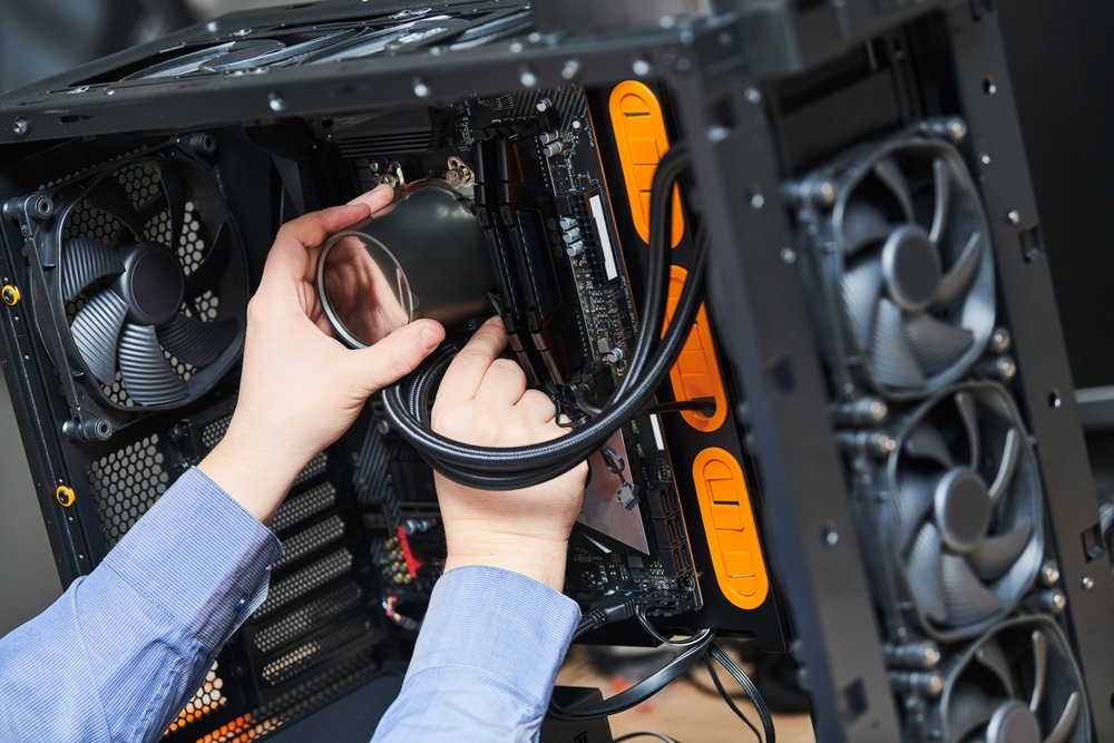 Technicien professionnel assemblant un ordinateur dans un atelier spécialisé
